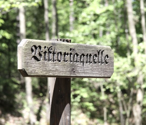 Meulenwaldroute: Schild zur Viktoriaquelle, &copy; Tourist-Information Wittlich Stadt und Land