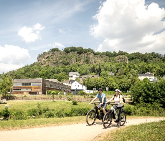 Piste cyclable du Kyll &agrave; Gerolstein. avec les Dolomites en arri&egrave;re-plan, &copy; Eifel Tourismus GmbH, Dominik Ketz