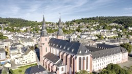 Blick auf Pr&uuml;m mit St. Salvator Basilika Pr&uuml;m, &copy; Eifel Tourismus (ET) GmbH