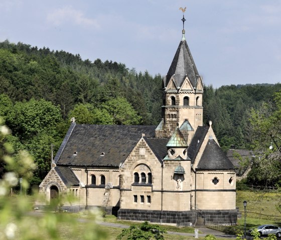 Die Kirche in Mirbach auf der Etappe 8 des Eifelsteigs, &copy; Jochen R&uuml;ffer
